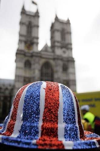 Royal wedding fans wait for big moment