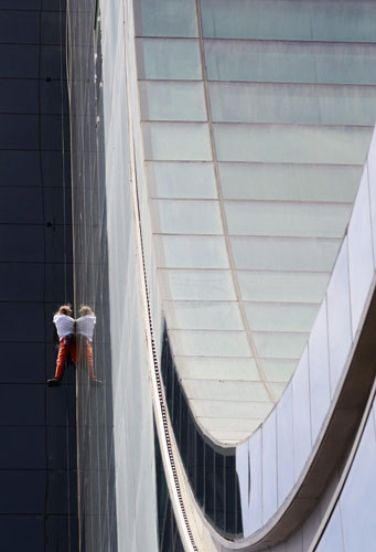 'Spiderman' climbs highest building in Turkey